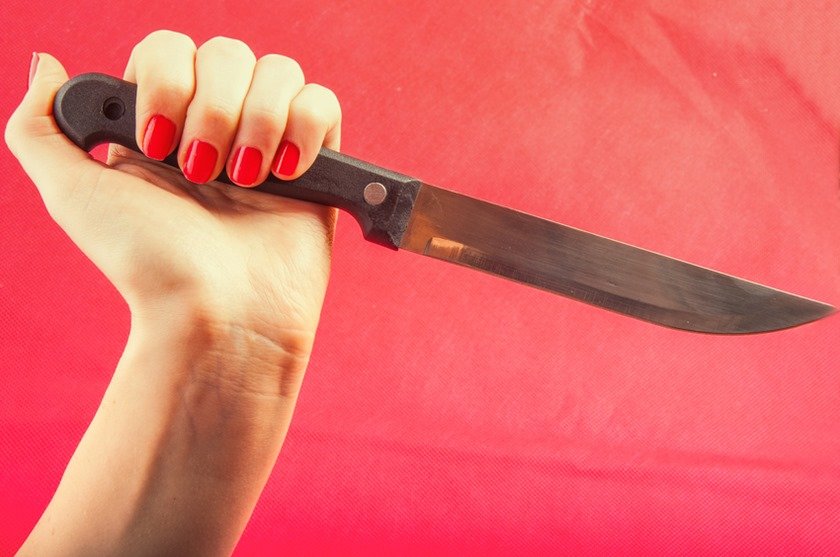 Mulher é presa após tentar matar marido durante discussão em Ponte Branca