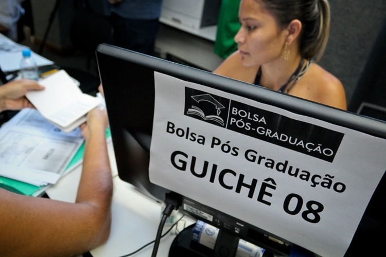 Prefeitura de Manaus orienta sobre prazo de entrega de documentos do Bolsa Pós-Graduação 2026