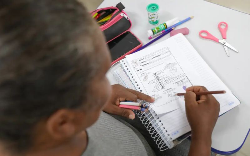 Analfabetismo no Amazonas: queda entre jovens, aumento entre idosos em 2025