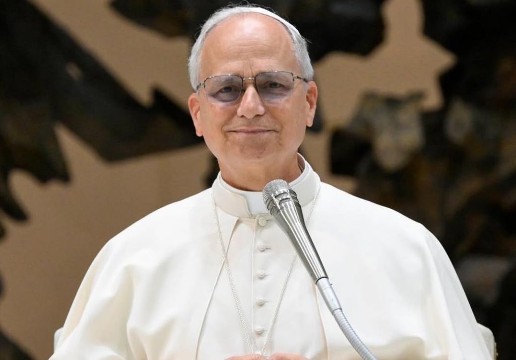 Papa Leão XIV é diagnosticado com adenocarcinoma pulmonar e passa por cirurgia