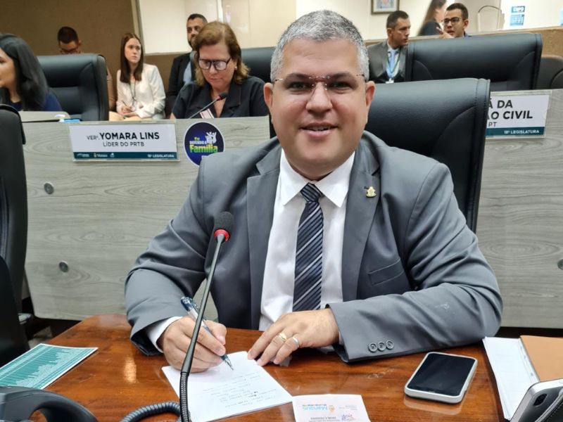 TRE-AM suspende afastamento de Elan Alencar da Câmara Municipal de Manaus