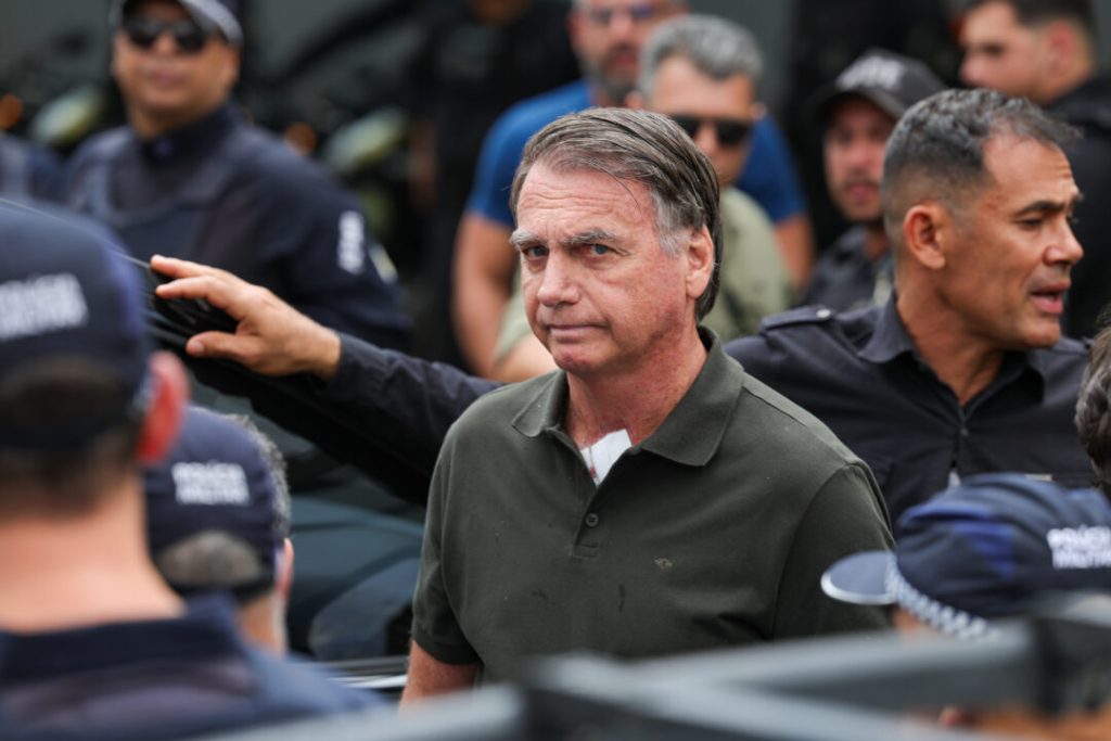 Bolsonaro é internado em Brasília para cirurgia no ombro após autorização do STF