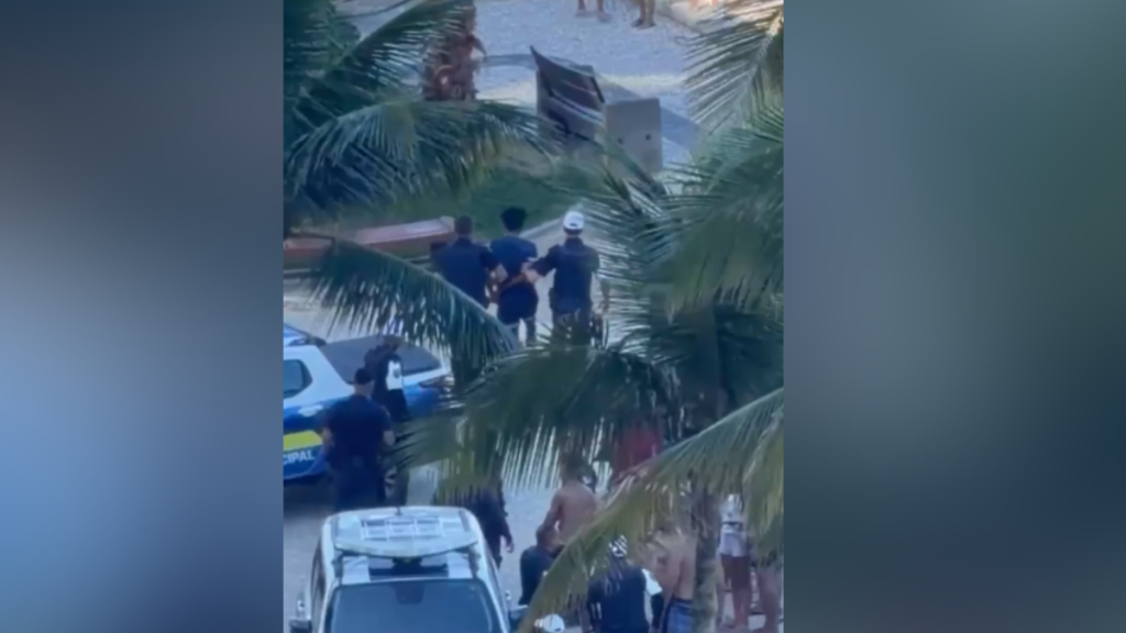 Adolescente de 14 anos furta celular e é agredido por banhistas em Praia Grande