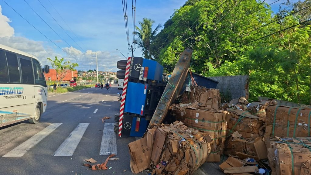 Carreta tomba e atinge poste na avenida Autaz Mirim em Manaus