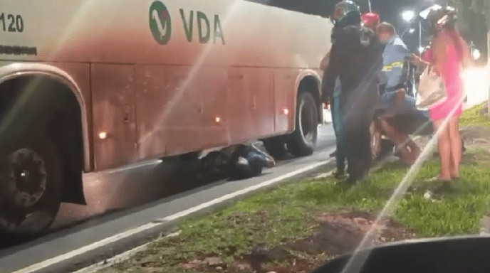 Motociclista escapa de ser esmagado por ônibus na zona Leste de Manaus