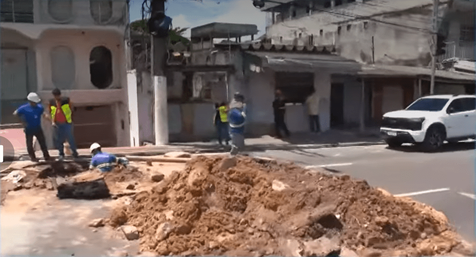 Prefeitura de Manaus atua em afundamento na avenida Constantino Nery
