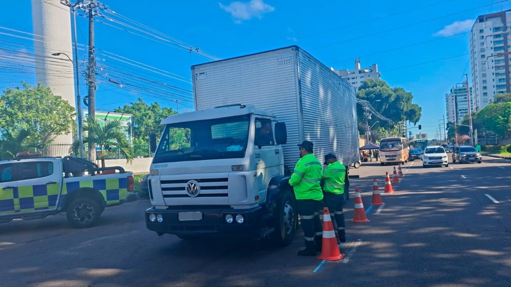 Fiscalização autua caminhões na avenida Mário Ypiranga em Manaus