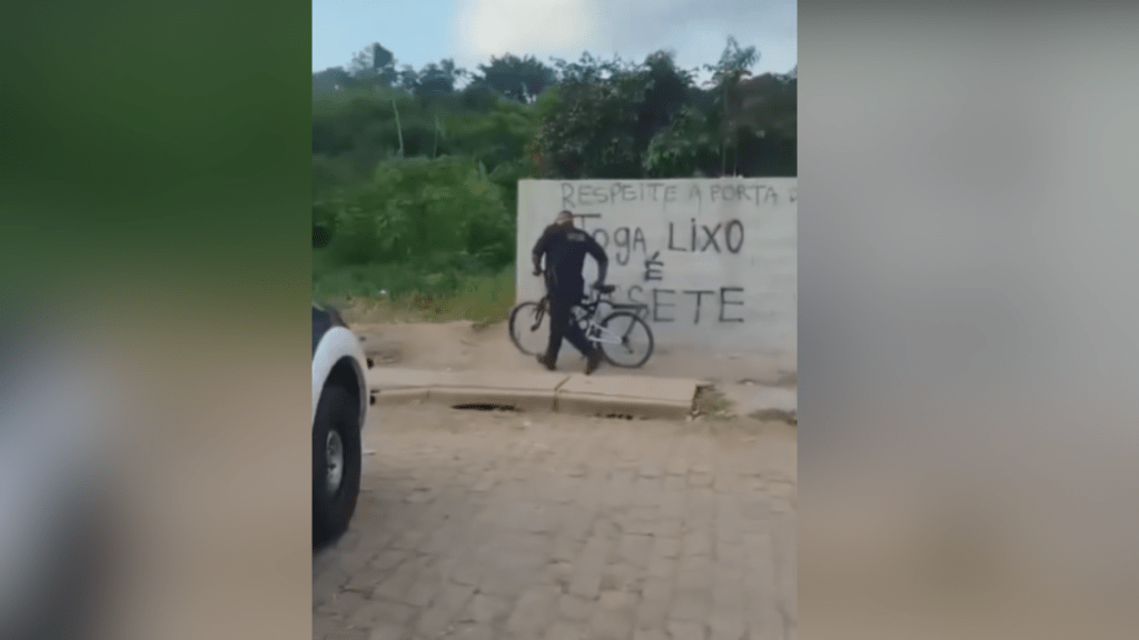 Guarda Municipal joga bicicleta de entregador em córrego em Mogi das Cruzes