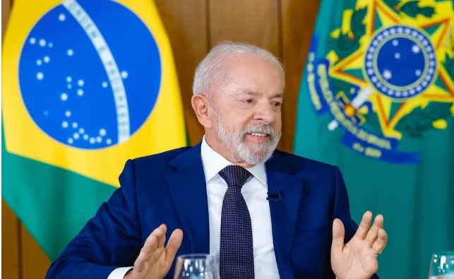 Lula retorna a Brasília após alta médica e retoma agenda política