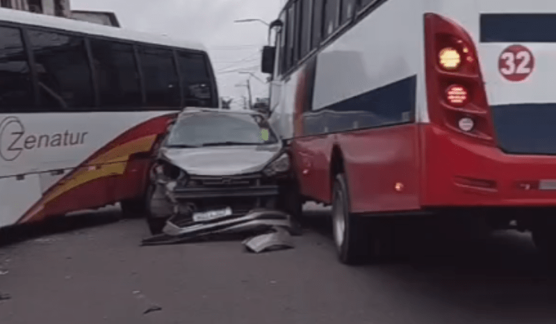 Carro fica imprensado entre dois micro-ônibus no bairro Alvorada 2 em Manaus
