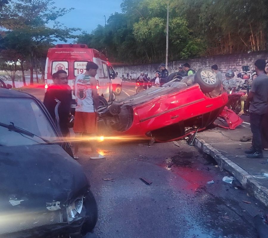 Motorista fica gravemente ferido em acidente na avenida Manaus 2000