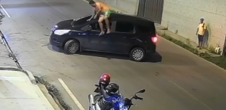 Motociclista é lançado sobre carro após acidente em Manaus