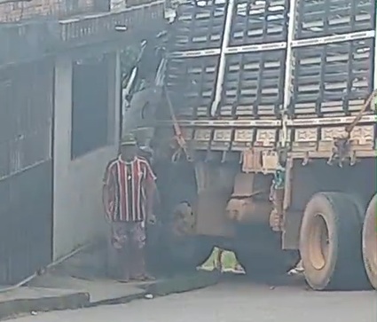 Caminhão atinge residência após perder controle em ladeira do Santa Inês