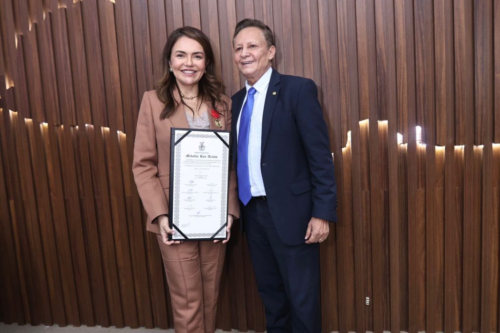 Juíza Dinah Câmara recebe Medalha Ruy Araújo da Aleam