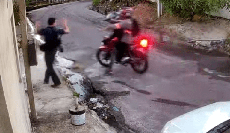 Dupla armada assalta dois homens no conjunto Canaranas em Manaus