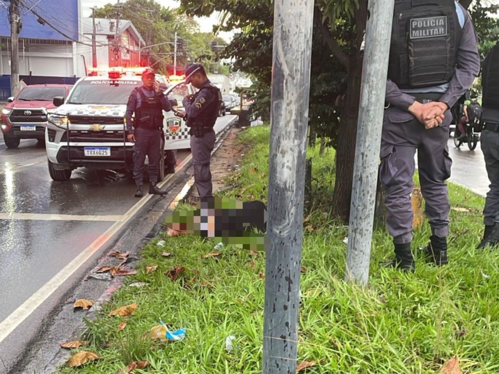 Homem baleado desmaia na avenida Cosme Ferreira ao tentar chegar a hospital