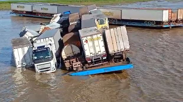 Balsa se parte e afunda parcialmente no rio Amazonas próximo a Carariacá