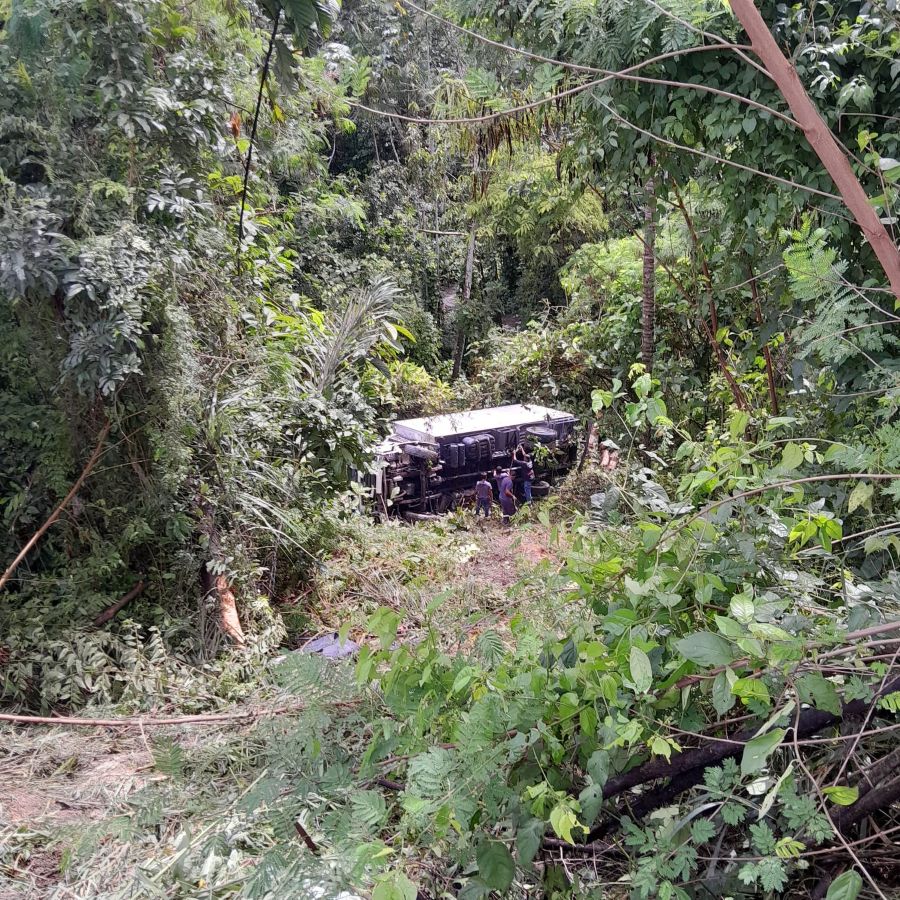 Caminhão cai em área de mata no Distrito Industrial de Manaus