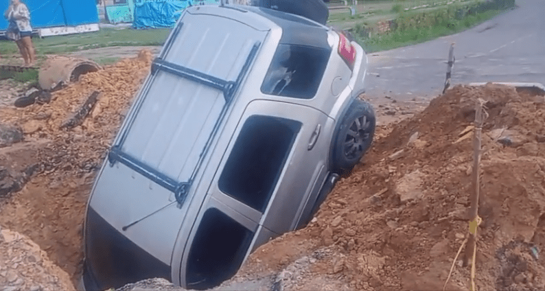 Carro cai em cratera no Conjunto Canaranas, zona Norte de Manaus