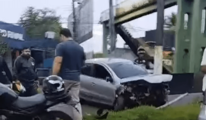Carro colide com pilastra de viaduto na avenida Torquato Tapajós em Manaus