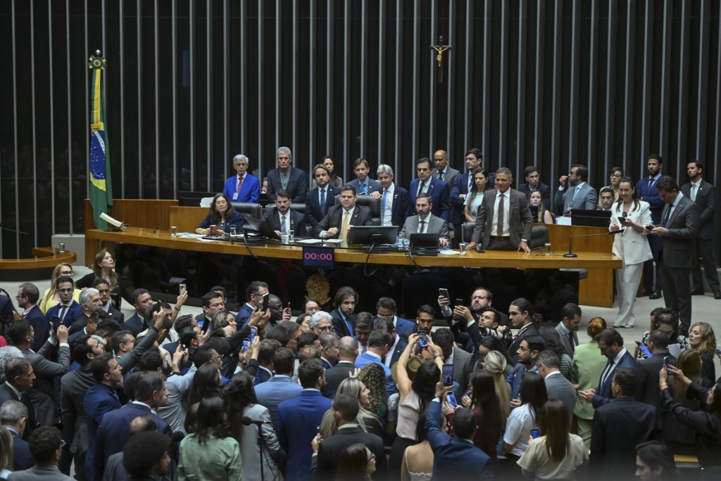 Parlamentares do Amazonas votam pela derrubada de veto à lei da dosimetria