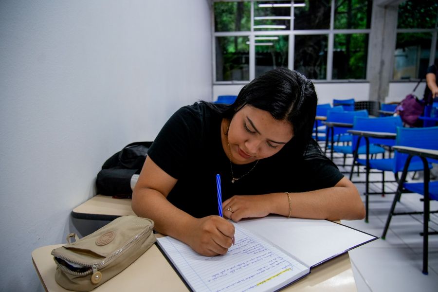 Indígena Emanuelle Õkapa inicia curso de Biologia em Manaus antes de concluir o Ensino Médio