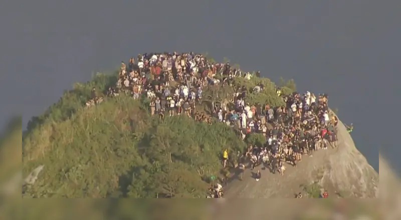 Turistas ficam ilhados durante tiroteio no Morro Dois Irmãos, no Vidigal