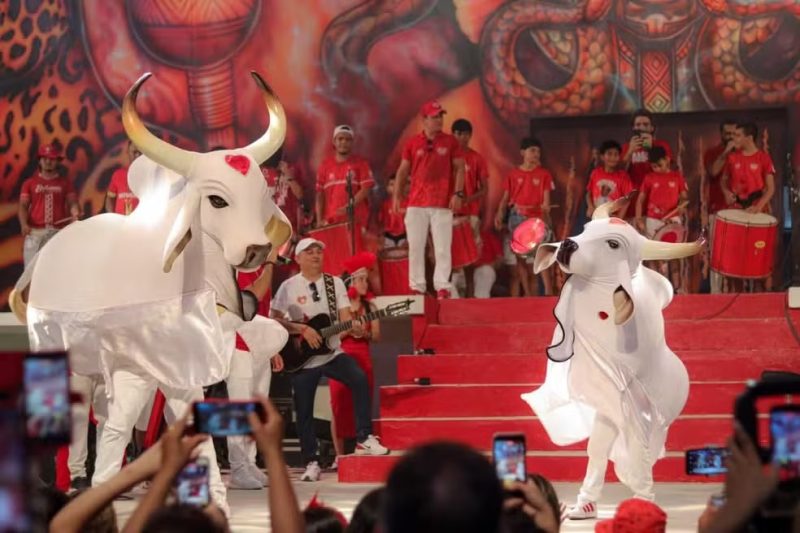 Alvorada do Garantido: Cortejo marca início do Dia do Trabalhador em Parintins