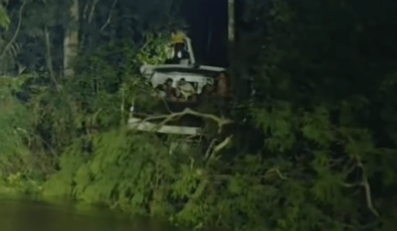 Lancha perde controle e invade plantação de laranjas no Amazonas