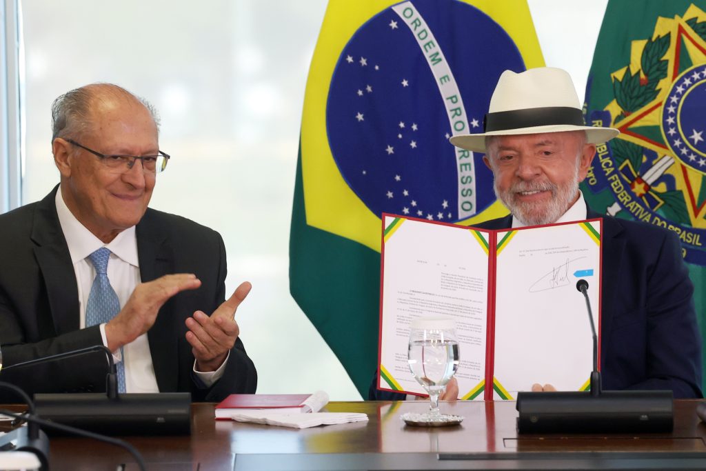Lula assina decreto que oficializa acordo Mercosul-União Europeia