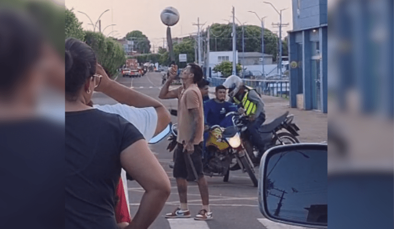 Dois motociclistas colidem após se distraírem com malabarista em Tefé