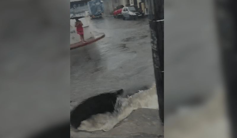 Menino é resgatado após cair em bueiro durante chuva em Manaus