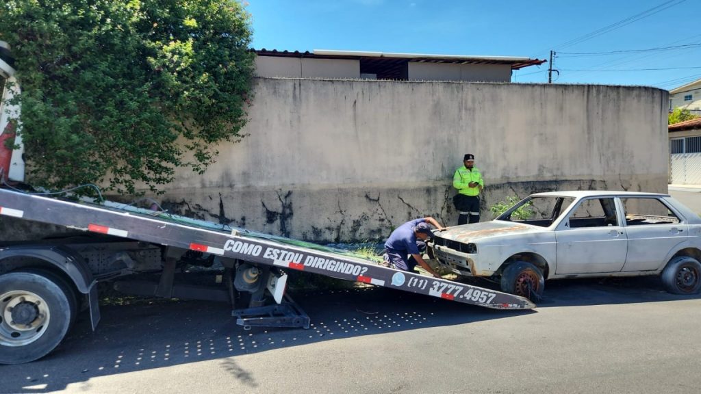 Prefeitura de Manaus remove veículos abandonados em operação nas zonas Centro-Oeste e Norte