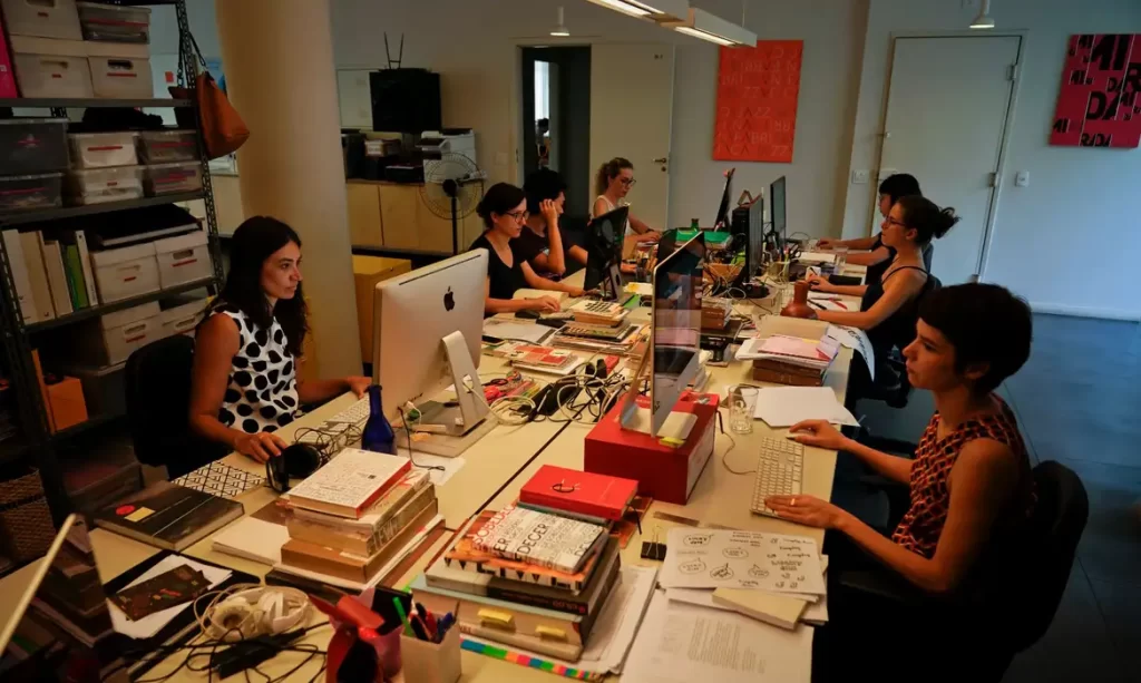 Participação feminina no trabalho cresce 11%, mas diferença salarial persiste