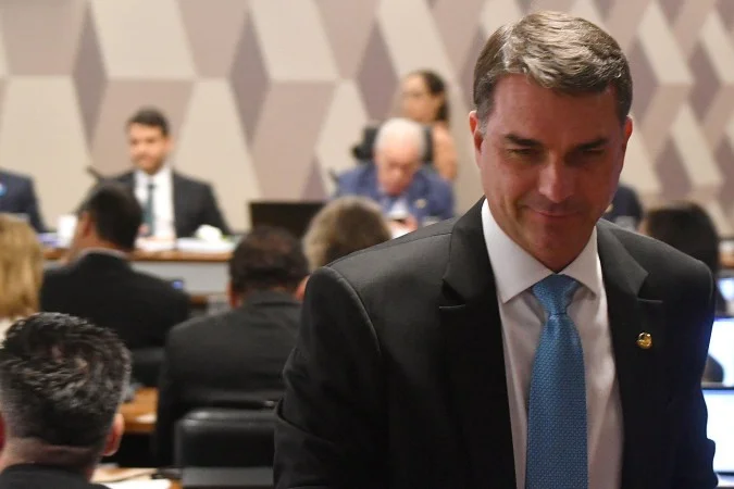 Flávio Bolsonaro cobra R$ 134 milhões de Daniel Vorcaro em áudio divulgado