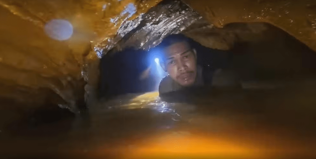 Equipes buscam sete pessoas presas em caverna inundada no Laos