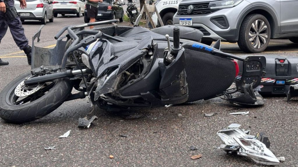 Colisão entre moto e caminhonete mata entregadora em Manaus