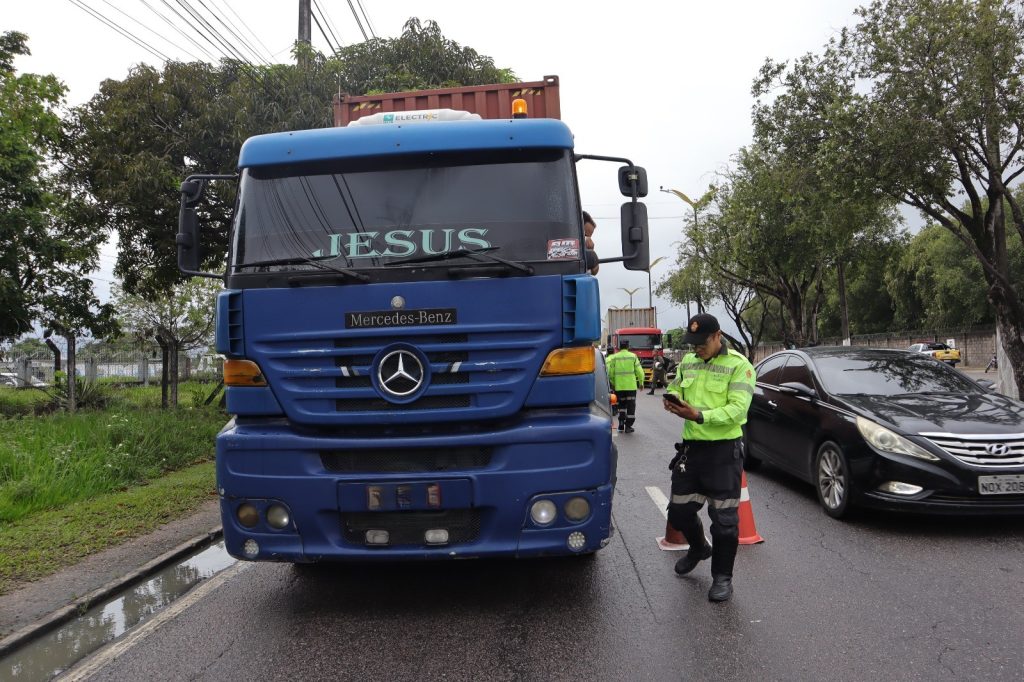 Manaus intensifica fiscalização de caminhões com operação específica