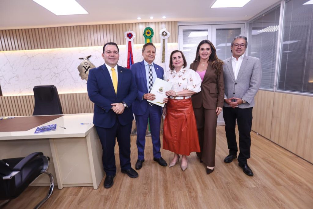 Adjuto Afonso recebe Yara Lins e Josué Neto em visita institucional na Aleam