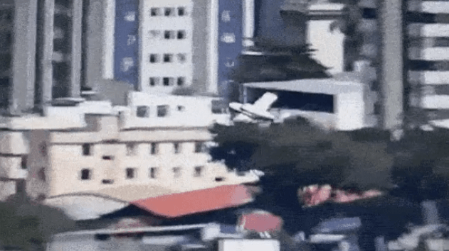 Vídeo do Globocop registra queda de avião com três mortos em Belo Horizonte
