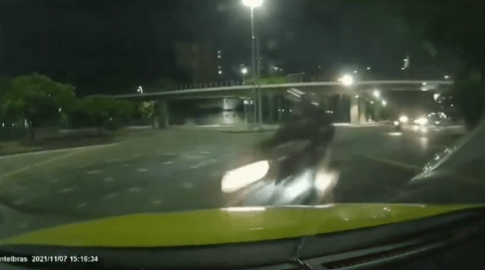 Estudante morre após colisão entre moto de aplicativo e táxi no Rio