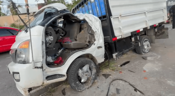 Motorista de caminhonete fica preso às ferragens após bater em poste em Manaus
