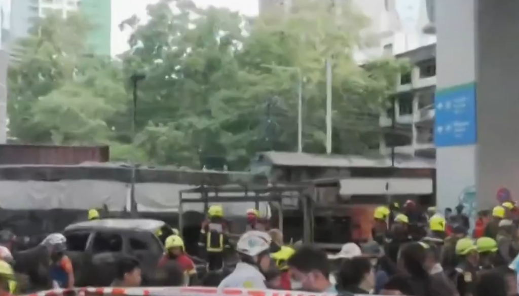 Acidente entre trem de carga e ônibus deixa mortos e feridos em Bangkok