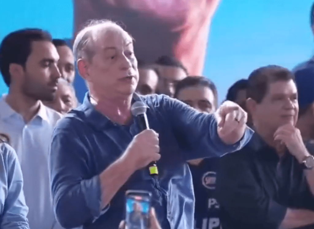 Ciro Gomes pede prisão de homem após gesto durante evento em Fortaleza