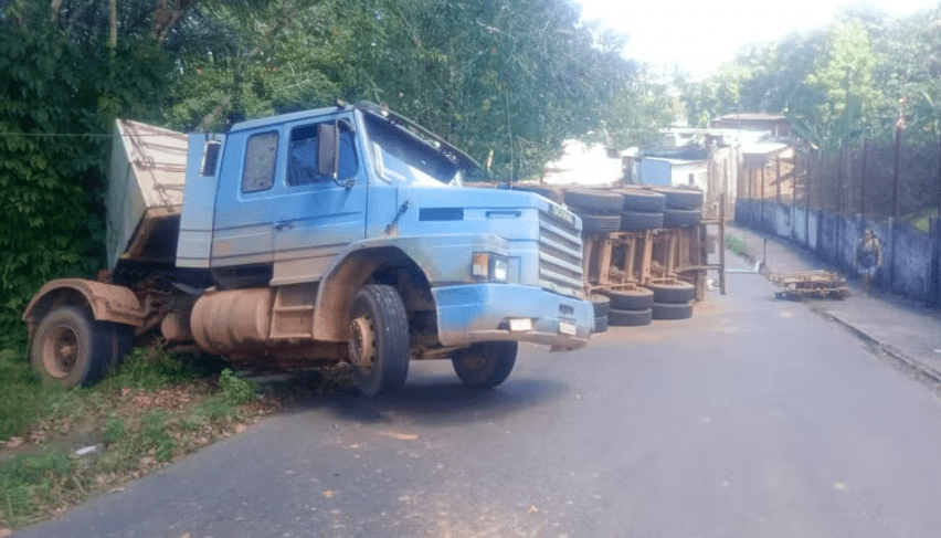 Acidente com caminhão provoca interdição em rua de Manaus