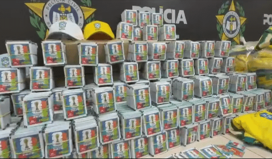 Polícia do Rio apreende 200 mil figurinhas falsas da Copa do Mundo