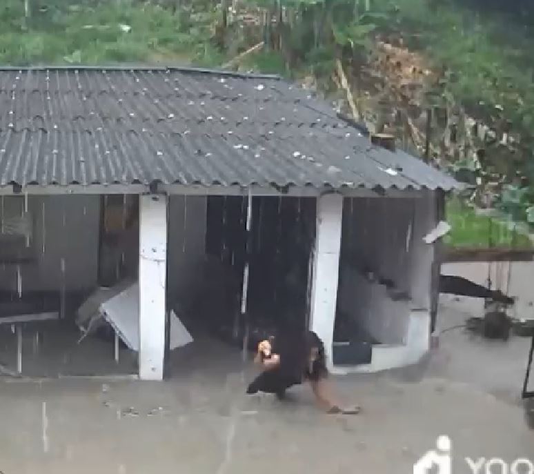 Moradores em desespero após muro desabar e água invadir casas em Manaus