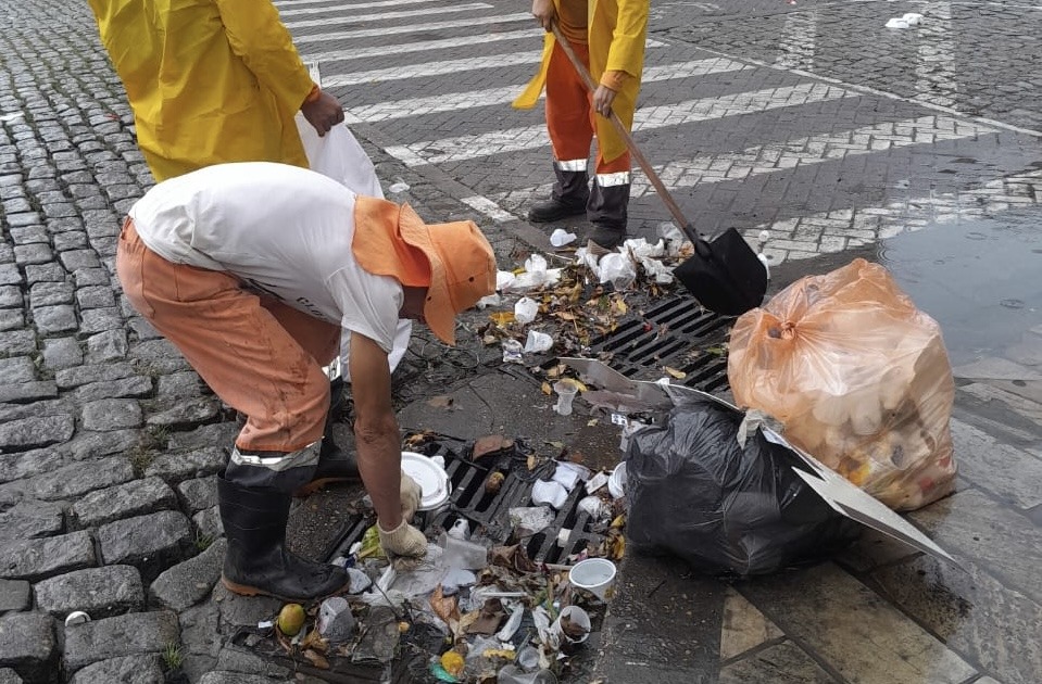 Prefeitura de Manaus reforça limpeza de caixas coletoras no Centro