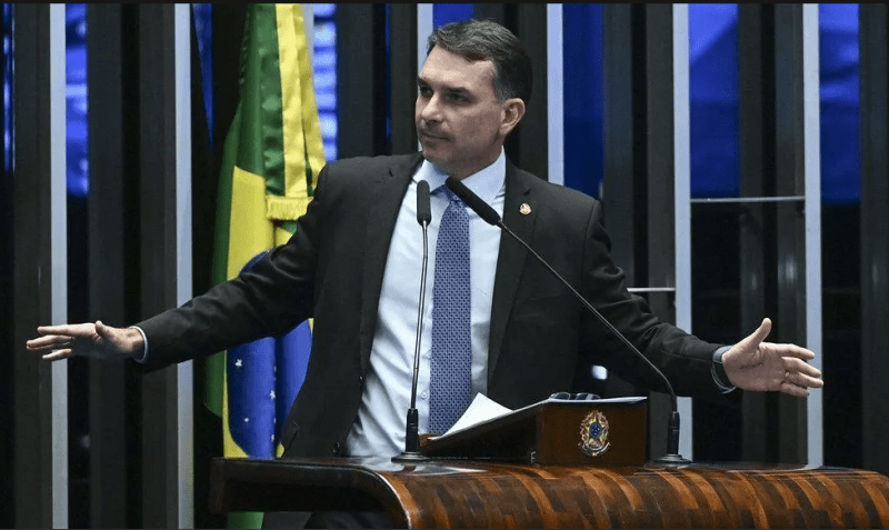 Flávio Bolsonaro articula viagem para encontro com presidente dos EUA