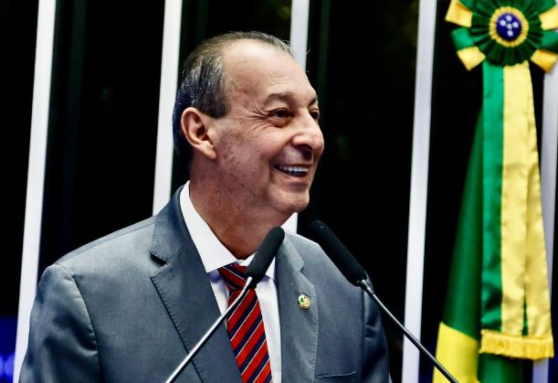 Omar Aziz defende discussão sobre piso salarial para trabalhadores da educação